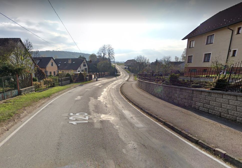 Silnice II/125 v obci Kondrac. Foto: Google Street View