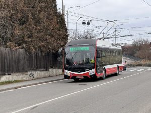 Trolejbus SOR TNS 12 v ulicích Brna. Foto: DPMB