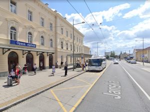 Stanoviště autobusů u nádraží Opava východ. Zdroj: Google Street View