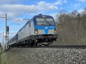Lokomotiva Siemens Vectron (193.690) v čele vlaku Českých drah u Chocně. Foto: Jan Sůra / Zdopravy.cz
