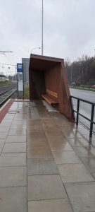 Přístřešek na zrekonstruované zastávce Dřevoprodej za deště.Zdroj: Facebook.com - skupina Ostrava - Michal Vašut