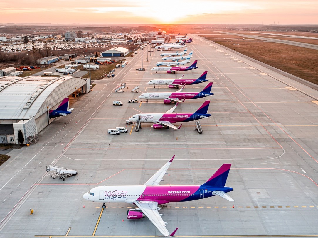 Letadla letecké společnosti Wizz Air a dalších dopravců na letišti v polských Katovicích. Foto: Katowice Airport / Piotr Adamczyk