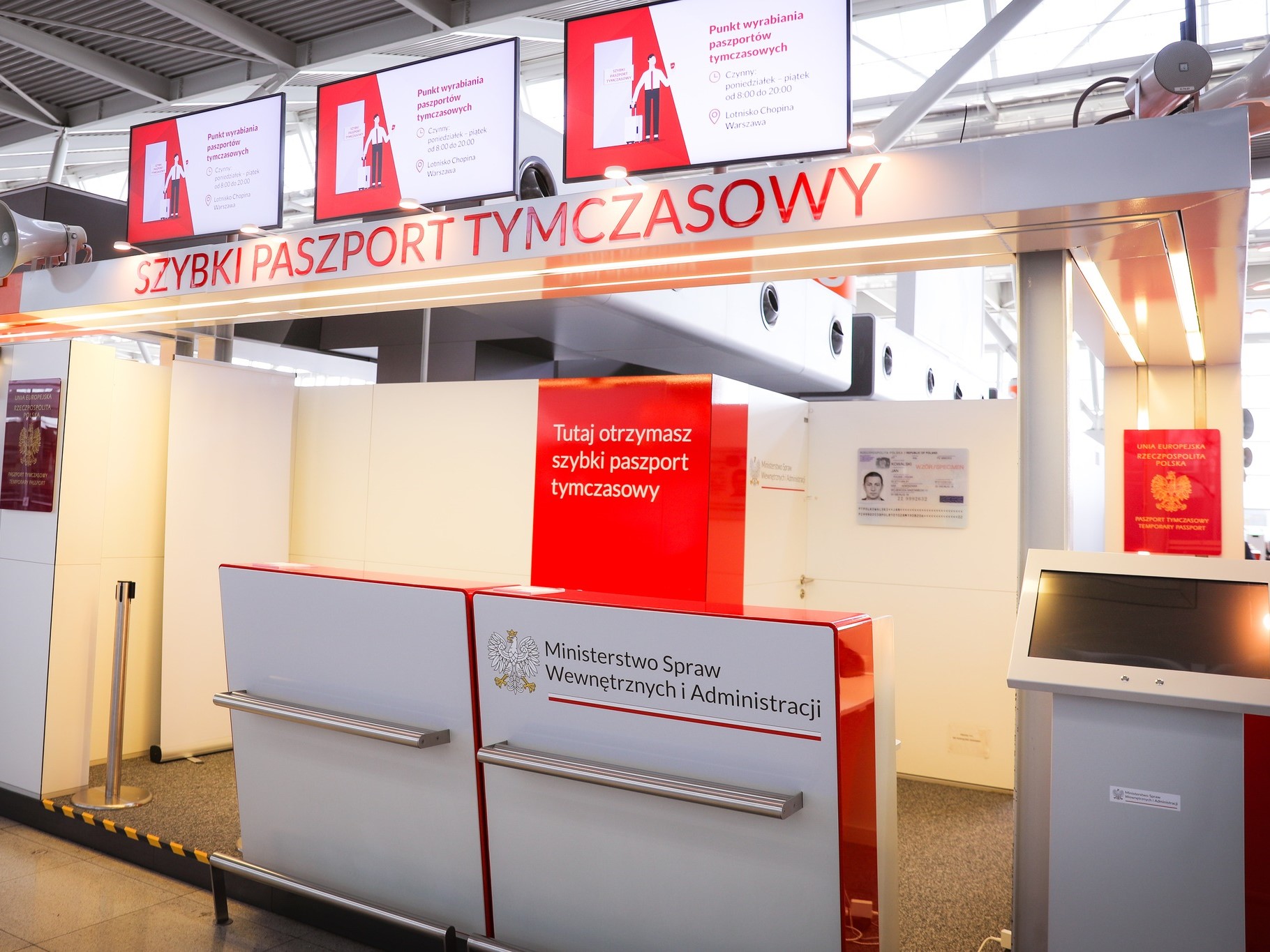 Nově otevřené místo k vydávání dočasných pasů na varšavském letišti. Zdroj: Facebook.com - Lotnisko Chopina