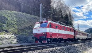 Lokomotiva 350.002 ZSSK v údolí Tiché Orlice. Foto: Jan Sůra / Zdopravy.cz