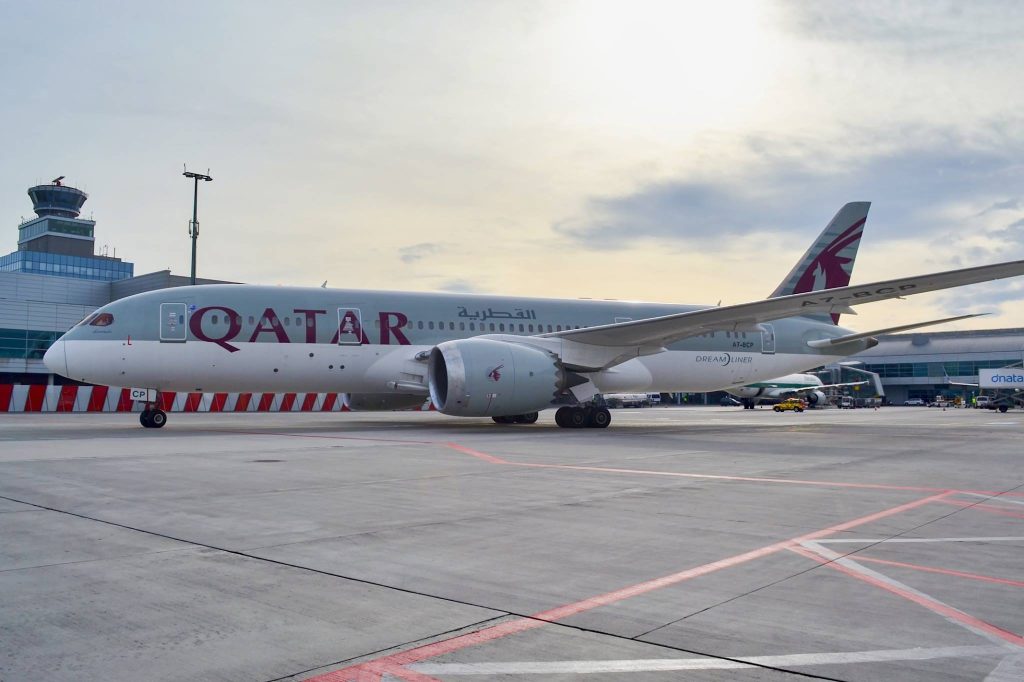 Boeing 787 Dreamliner letecké společnosti Qatar Airways na pražském letišti. Foto: Martin Bernict