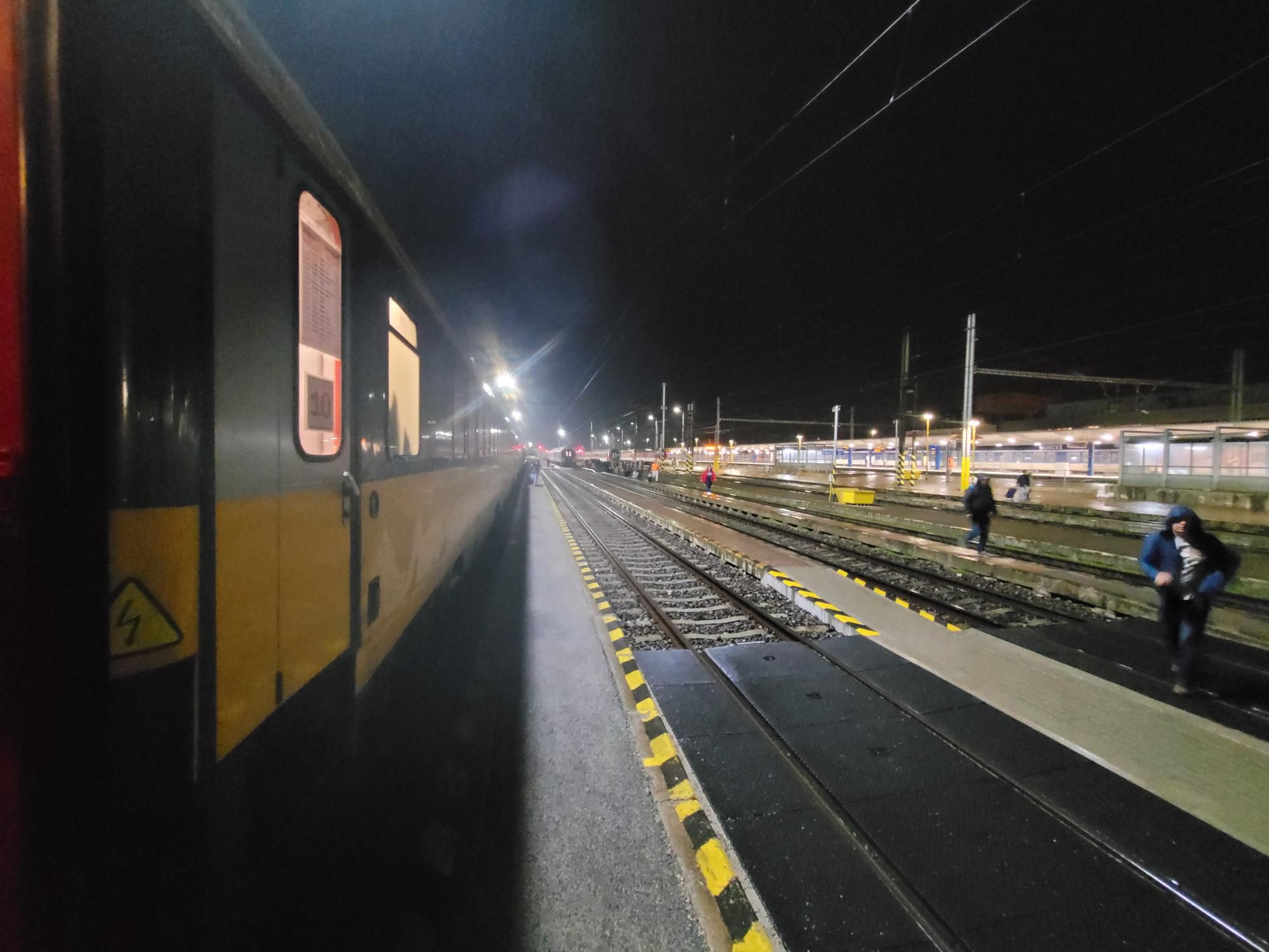 Noční vlak RegioJetu na 6. koleji v Košicích. Foto: Aleš Petrovský