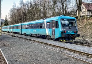 Jednotka 845 společnosti Arriva vlaky ve stanici Malá Skála. Foto: Jan Sůra / Zdopravy.cz