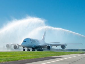Slavnostní přivítání Airbusu A380 letecké společnosti Emirates symbolickou vodní slavobránou na letišti ve Christchurchu na Novém Zélandu. Zdroj: Emirates