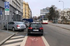 Cyklopruh v Brně s ukázkou myšlení některých řidičů. Foto: Brnem na kole / Facebook.com