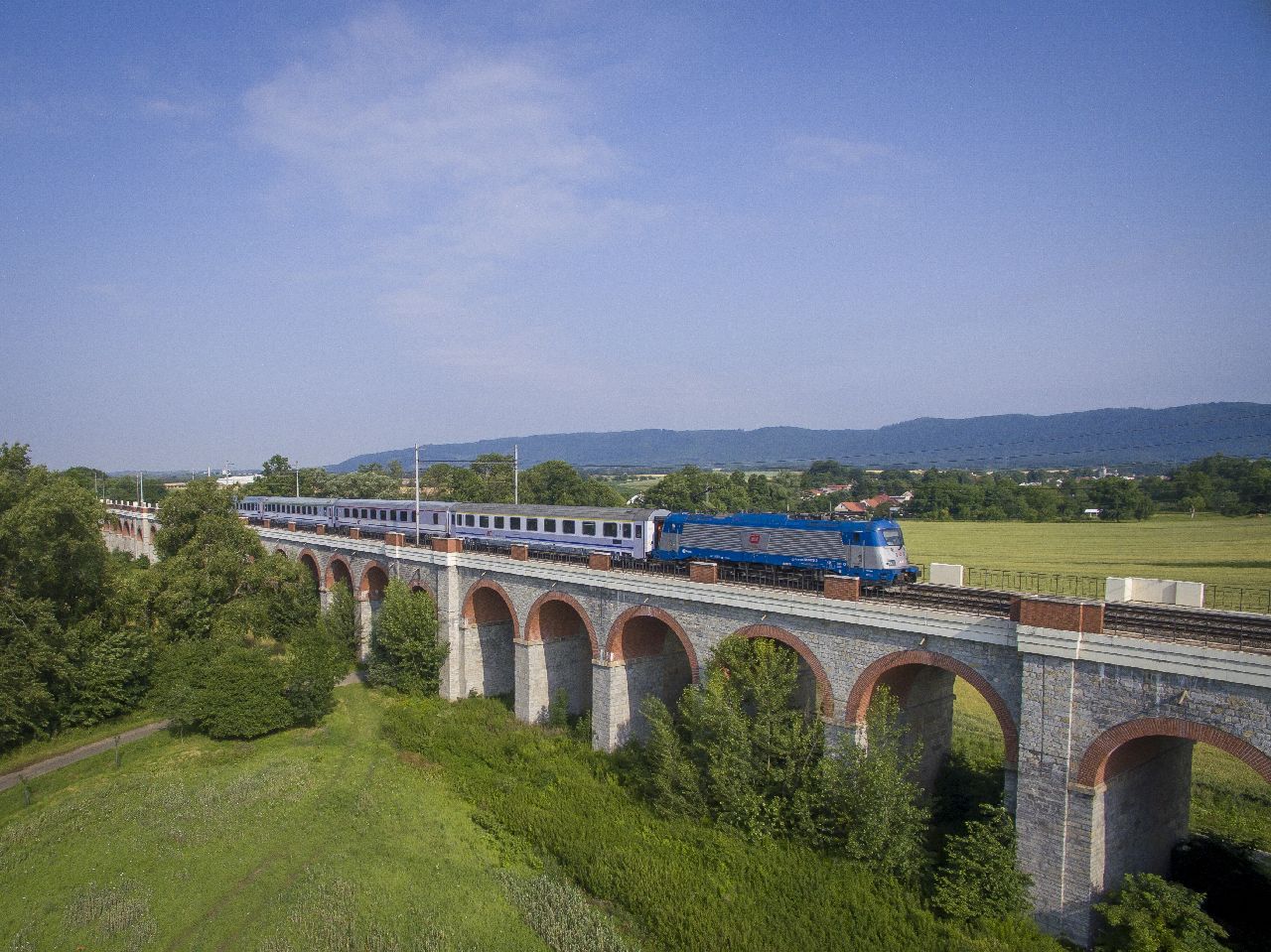 Vlak Českých drah na Jezernickém viaduktu v úseku Lipník nad Bečrvou - Drahotuše. Foto: České dráhy