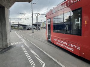 Tramvaj odjíždí z Dietikonu, na odjezd čeká také vlakotramvaj do Bremgarten. Foto: Jan Sůra / Zdopravy.cz