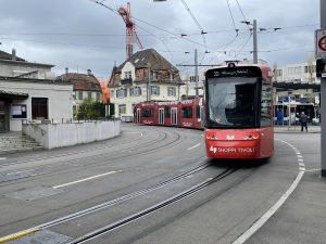 Společný úsek tramvaje a vlakotramvaje v Dietikonu. Foto: Jan Sůra / Zdopravy.cz