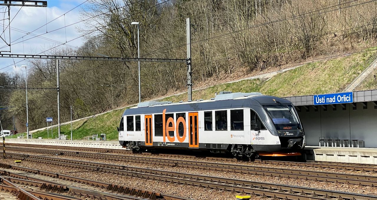 Alstom Lint v barvách Leo Expressu v Ústí nad Orlicí. Foto: Jan Sůra / Zdopravy.cz