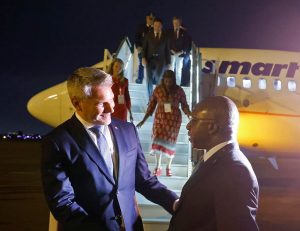 Rakouský kancléř Karl Nehammer po přistání v Angole. Foto: FB Karla Nehammera