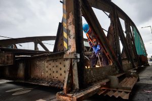 Příprava na demontáž mostu u Výstaviště. Foto: PID