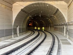  Šířka tramvajové trati v  tunelu je 7 m, šířka oboustranných nouzových chodníků v  tunelu je minimálně 1,43 m. Světlá výška v  tunelu nad temenem kolejnice je navržena 6 m. Foto: Jan Sůra / Zdopravy.cz