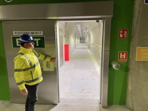 Zhruba v polovině tunelu je únikový východ. Foto: Jan Sůra / Zdopravy.cz