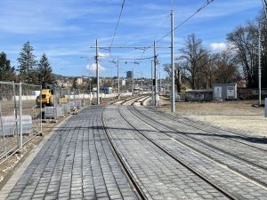 Pohled od portálu tunelu směrem na sever ke Komínu, část trati je nově vybudováno. Foto: Jan Sůra / Zdopravy.cz