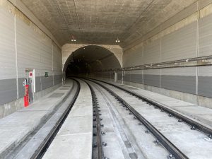 Budování tunelu a silnice začalo v prosinci 2020, náklady jsou 2,030 miliardy korun. Pohled do tramvajového tunelu od severu. Foto: Jan Sůra / Zdopravy.cz
