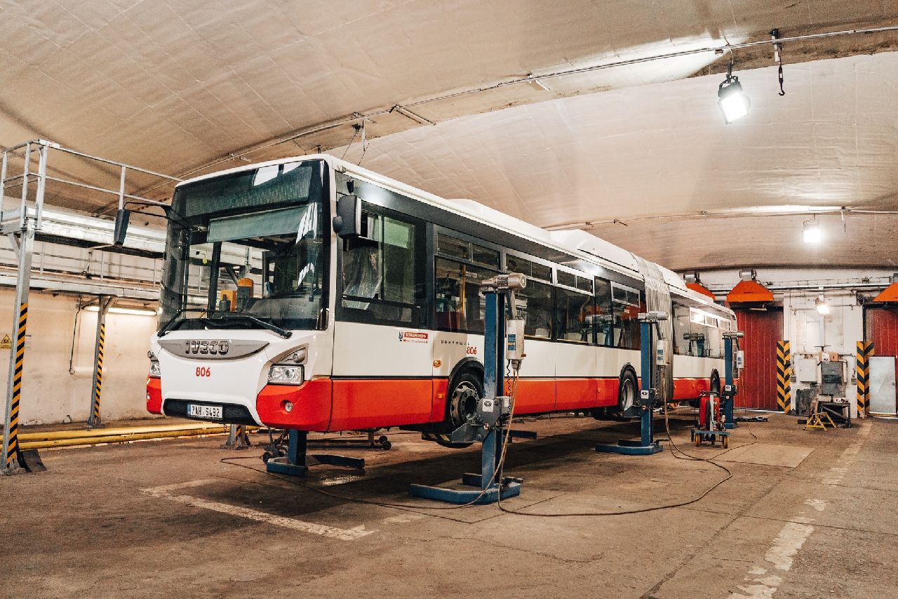 Autobus Iveco Urbanway 18 v barvách ústeckého dopravního podniku. Foto: DPMÚL