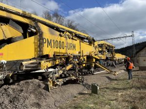 Práce stroje PM 1000 URM na trati mezi Brandýsem nad Orlicí a Ústím nad Orlicí. Foto: Jan Sůra / Zdopravy.cz