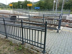 Ukázka přebujelého zábradlí na české železnici. Foto: Zábradlománie