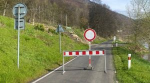 Zavřená příjezdová cesta do Dolního Žlebu. Foto: mmdecin.cz