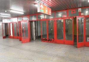 Prázdné stánky v podchodu pod brněnským hlavním nádraží. Foto: MMB