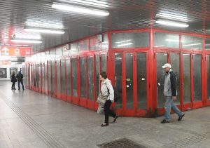 Prázdné stánky v podchodu pod brněnským hlavním nádraží. Foto: MMB
