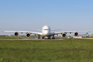 Lufthansa pokračuje v sérii výcvikových letů posádek Airbusů A380 před návratem těchto čtyřmotorových obrů zpátky do pravidelného provozu s cestujícími. V úterý 9. května se letoun ukázal v Praze hned dvakrát.
Foto: Petr Juriš
