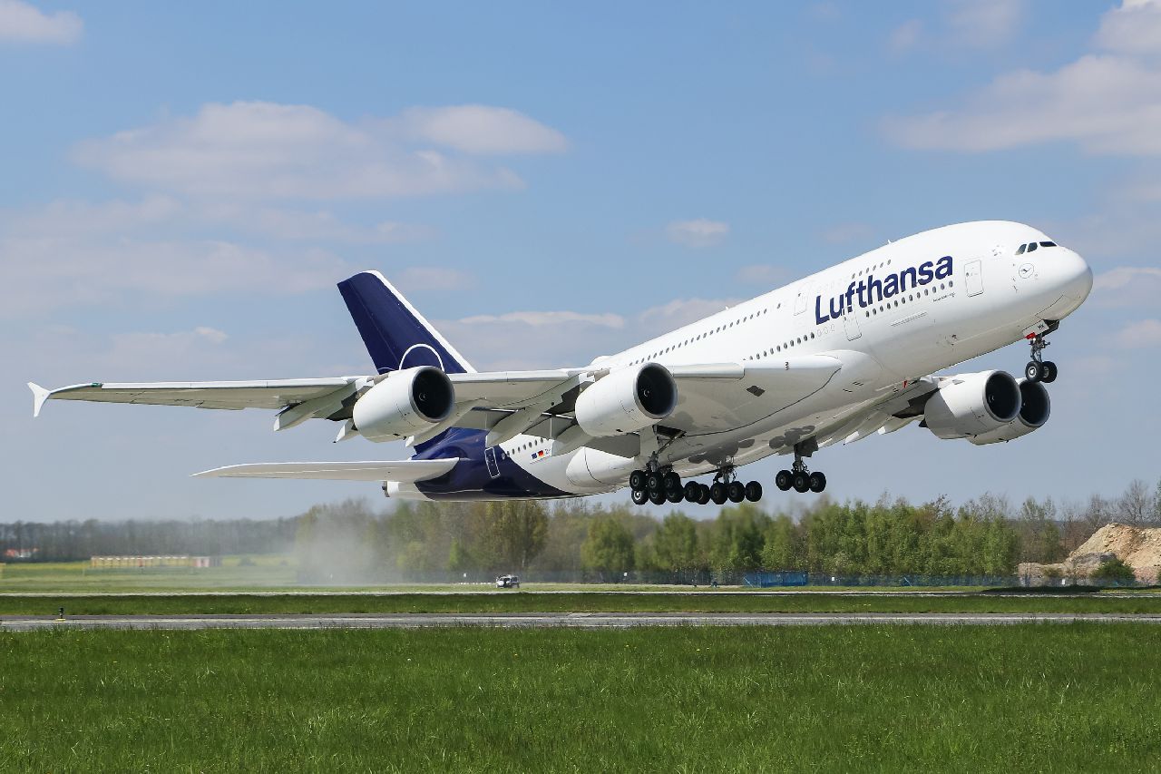 Airbus A380 společnosti Lufthansa při výcvikovém letu v Praze. Foto: Petr Juriš