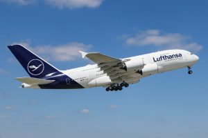 Airbus A380 společnosti Lufthansa při výcvikovém letu v Praze. Foto: Petr Juriš