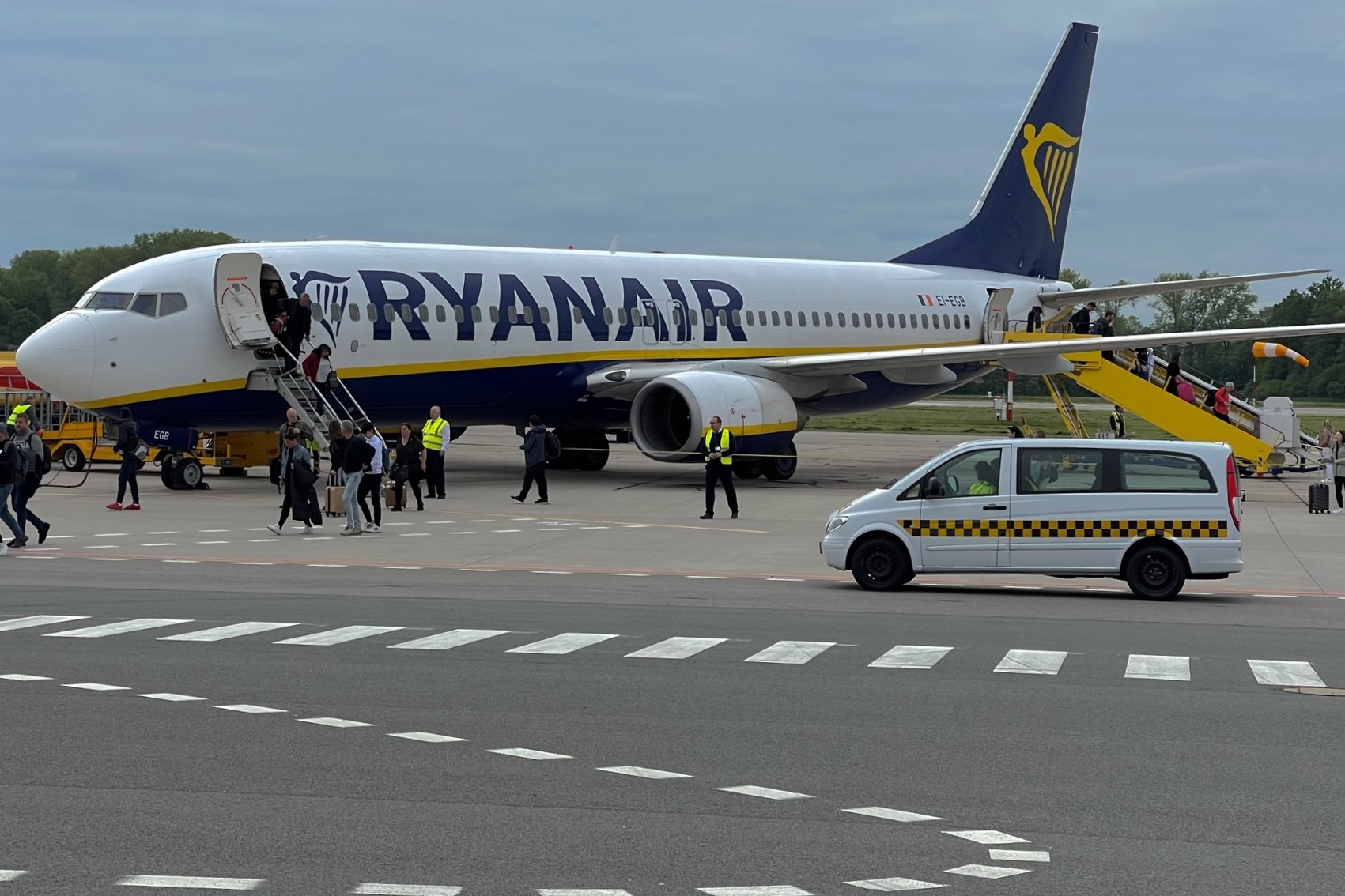 Boeing 737-800 letecké společnosti Ryanair po příletu do Pardubic. Zdroj: Facebook. com - Pardubice airport - letiště Pardubice