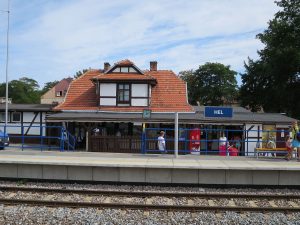 Železniční stanice Hel. By Travelarz - Own work, CC BY-SA 3.0 pl, https://commons.wikimedia.org/w/index.php?curid=44535151