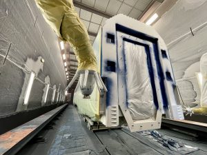 Lakování jednoho z vozů nových ComfortJetů pro ČD ve vídeňském závodě Siemens Mobility. Foto: Zdopravy.cz / Vojtěch Očadlý