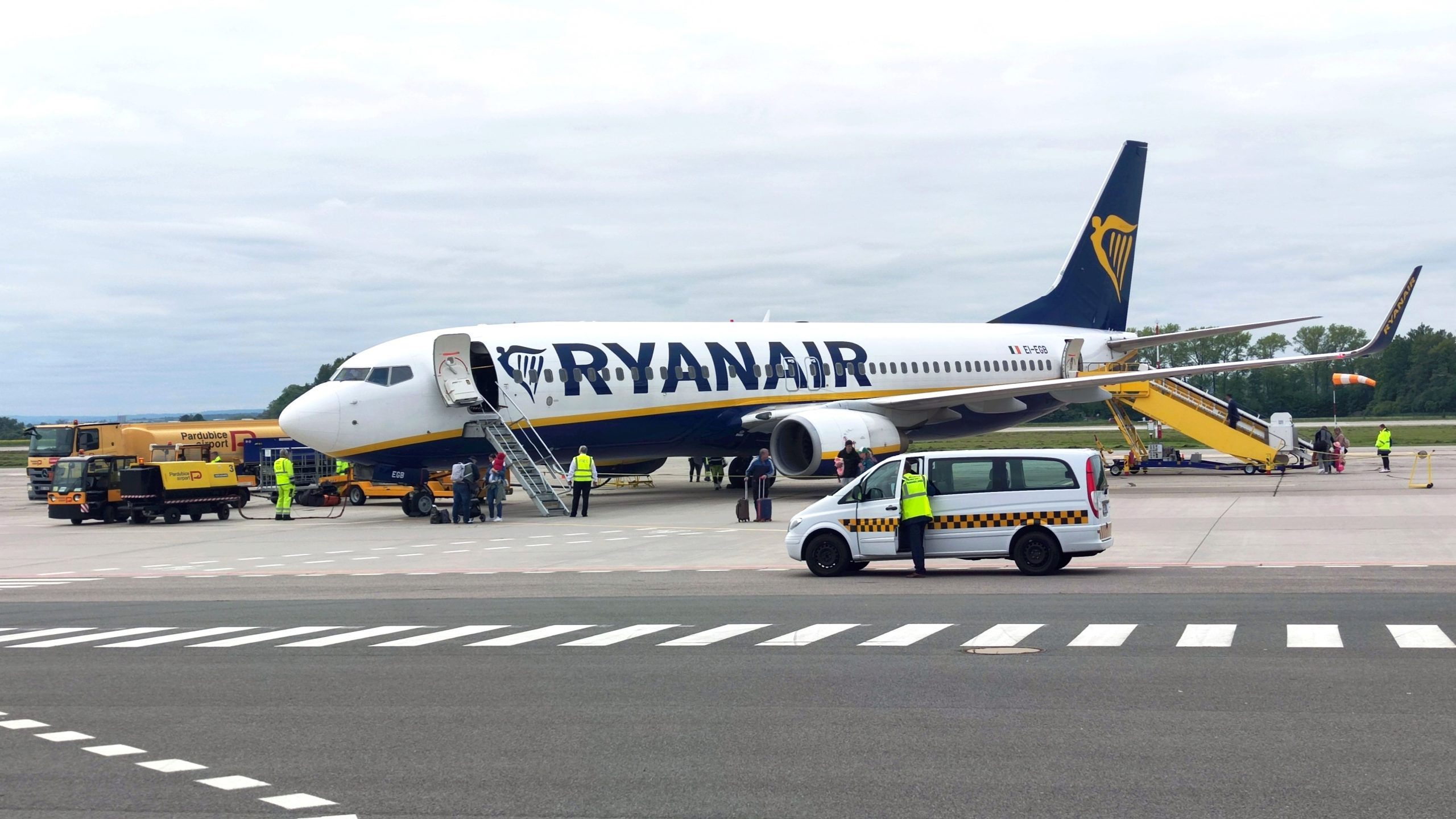 Boeing 737-800 letecké společnosti Ryanair po příletu do Pardubic. Foto: Letiště Pardubice