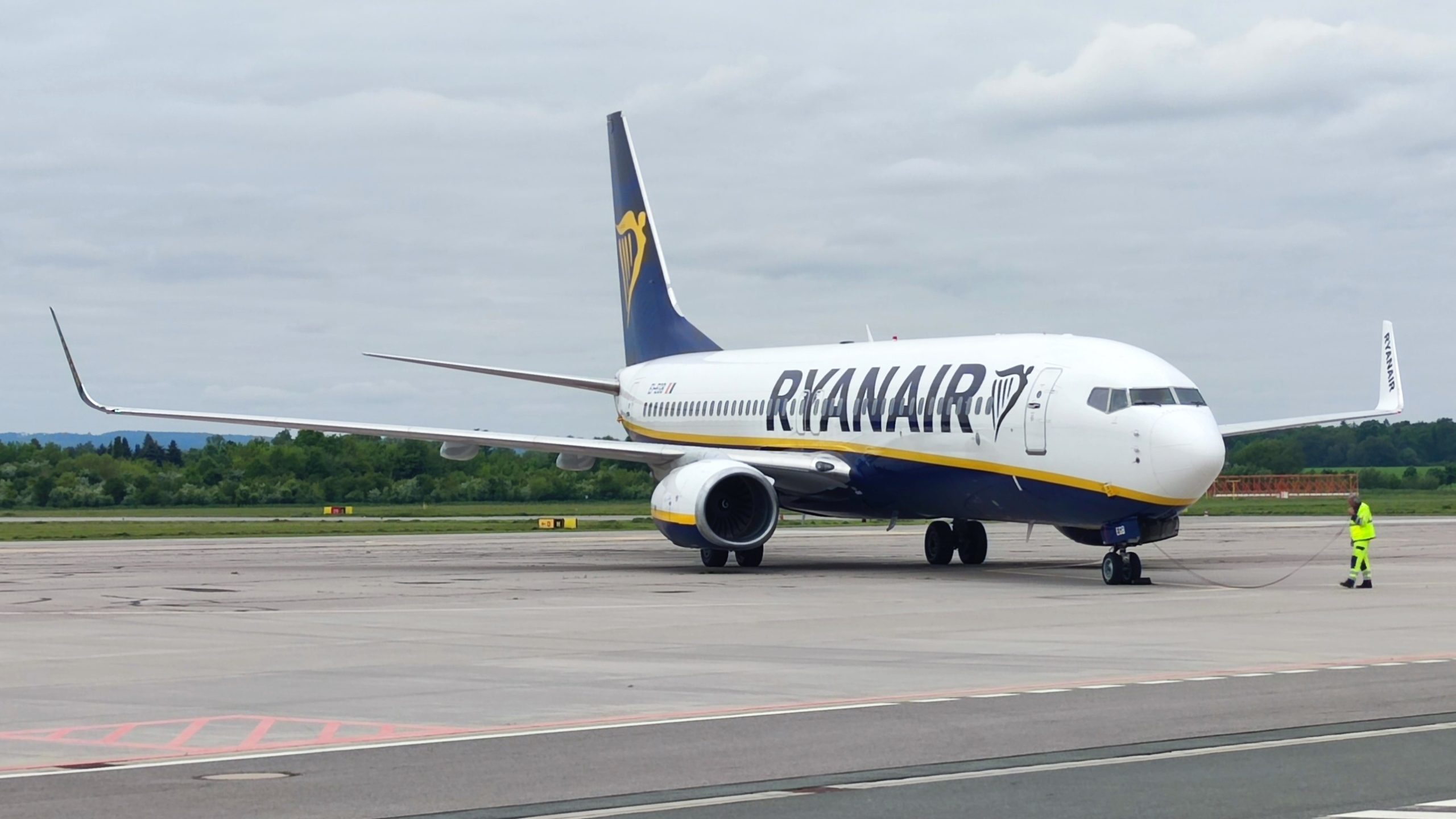 Boeing 737-800 letecké společnosti Ryanair po příletu do Pardubic. Foto: Letiště Pardubice
