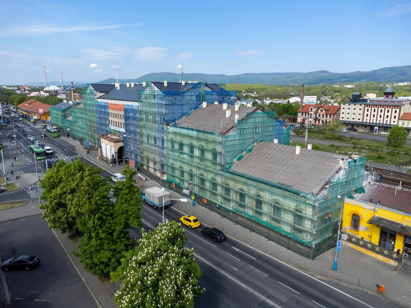 Oprava vnějšího pláště nádražní budovy v Teplicích (květen 2023). Pramen: SŽ