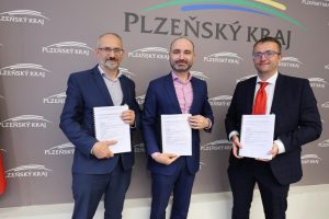 Podpis smlouvy na provoz linky P1. Foto: Plzeňský kraj