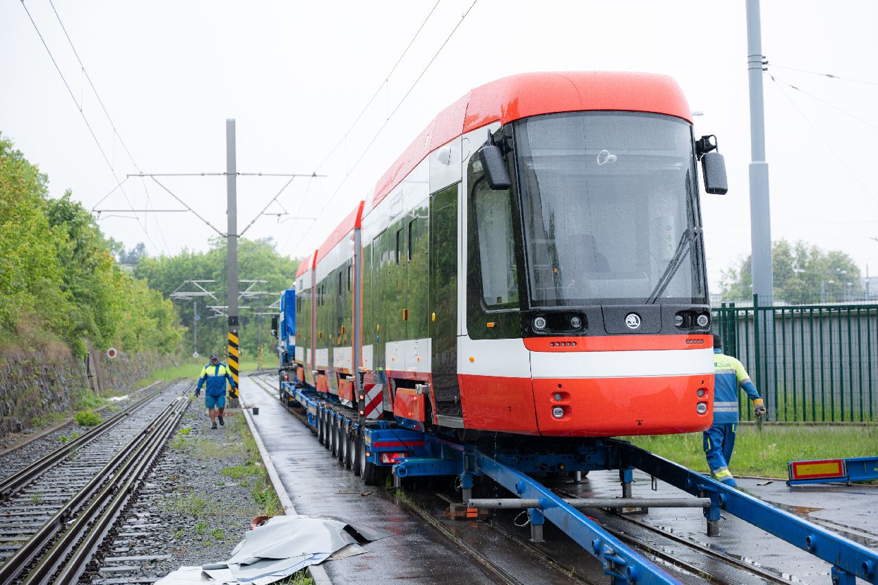 Dodávka poslední tramvaje ForCity Smart 45T z objednávky pěti kusů pro Brno. Foto: Škoda Group