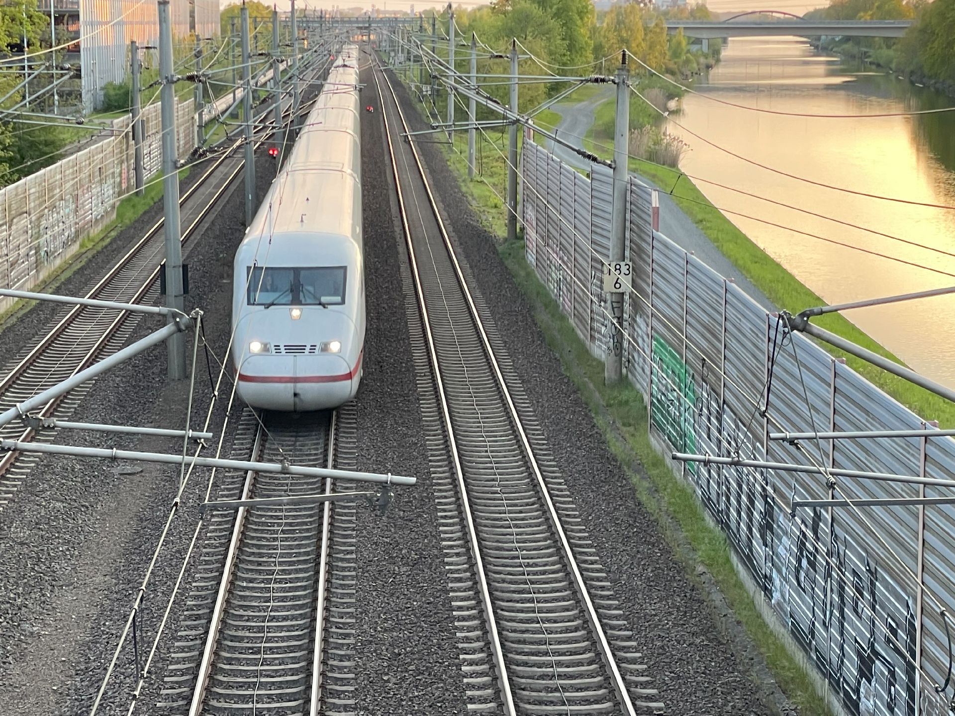 Vysokorychlostní vlak ICE projíždí Wolfsburgem. Foto: Jan Sůra / Zdopravy.cz