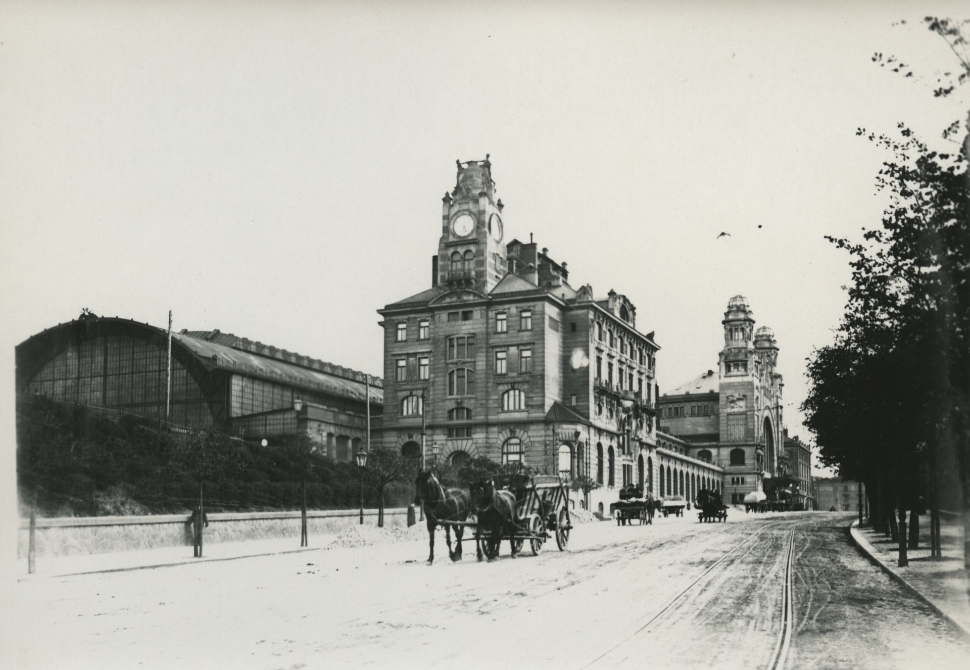 Prostor před pražským hlavním nádražím v roce 1909.. Pramen: IPR/© Zikmund Reach