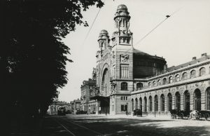 Prostor před pražským hlavním nádražím v roce 1909.. Pramen: IPR/© Zikmund Reach