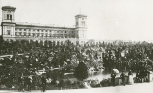 Prostor před pražským hlavním nádražím v roce 1884. Pramen: IPR/© Zikmund Reach