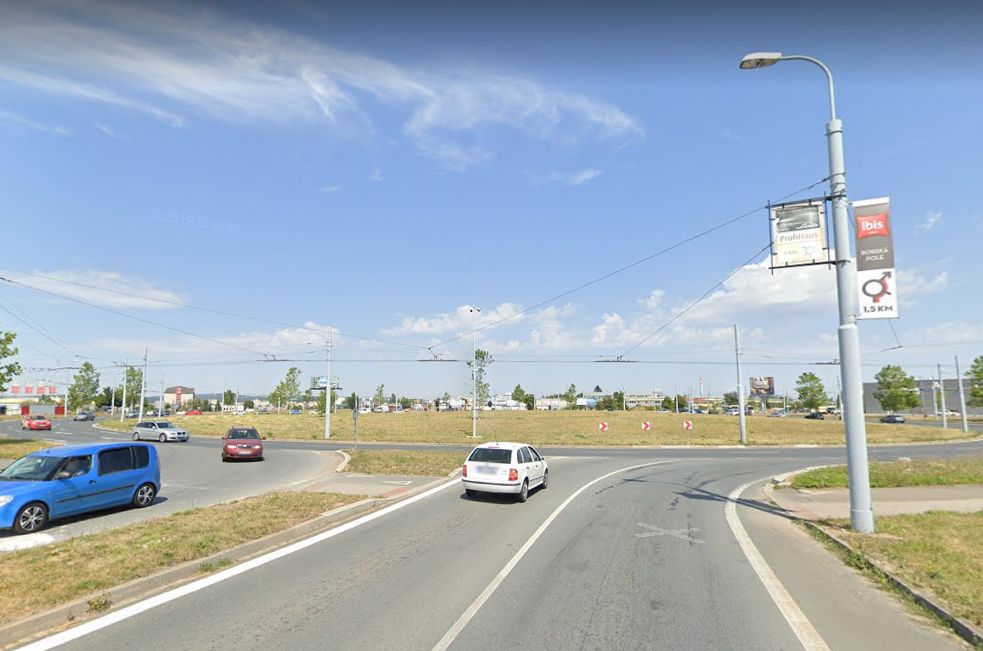 Okružní křižovatka v Plzni u Makra. Foto: Google Street View