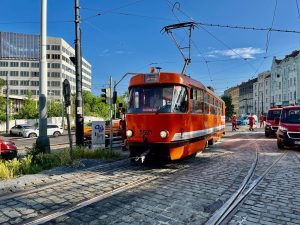 Měřící tramvaj "Pomeranč" na úseku mezi Palmovkou a Krejcárkem. Pramen: DPP