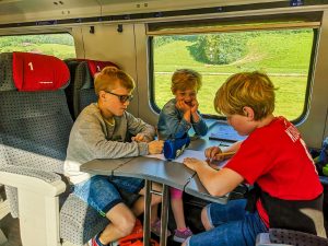 Cestování vlakem s dětmi ve Švýcarsku. Foto: Hana Hurábová, www.ourswissexperience.com