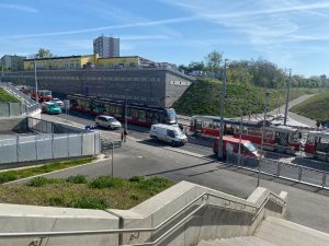 Zastavený provoz u Nádraží Zahradní město 4.5. 2023. Foto: Juraj Kováč