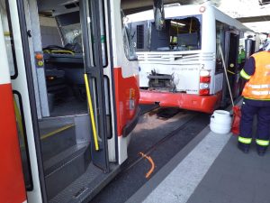 Srážka tramvaje a autobusu v zastávce Nádraží Zahradní Město. Foto: Hasiči Praha