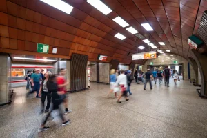 Cestující ve stanici metra Želivského. Pramen: DPP